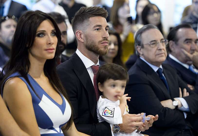 El defensa y capitán del Real Madrid Sergio Ramos (Centro) su esposa Pilar Rubio (Izquierda), su hijo Sergio Jr, y el presidente del Real Madrid, Florentino Pérez, asisten durante una rueda de prensa anunciando la renovación del contrato de Ramos en Madrid, el 17 de agosto de 2015