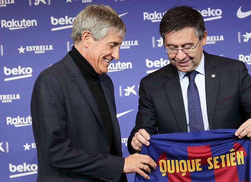 El entrenador de fútbol Quique Setien sonríe con el presidente del FC Barcelona, Josep Maria Bartomeu, a la derecha, mientras es presentado oficialmente como el nuevo entrenador del club en el estadio Camp Nou de Barcelona, España, el martes 14 de enero de 2020
