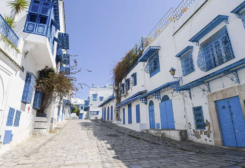 Una vista general muestra tiendas cerradas en la aldea de Sidi Bou Said, al noreste de Túnez, el 4 de abril de 2020, durante el confinamiento general impuesto por las autoridades para frenar la propagación del COVID-19