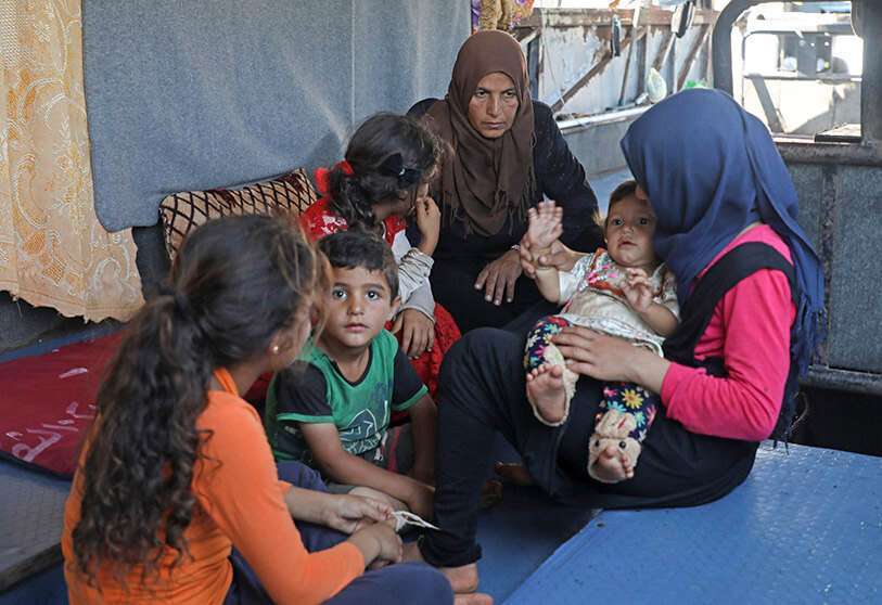Una familia en un autobús abandonado cerca de Idlib