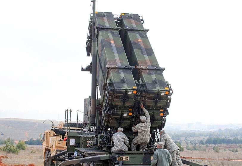 Fotografía de archivo de 2013. Soldados estadounidenses trabajan en un sistema de misiles Patriot en una base militar turca en Gaziantep
