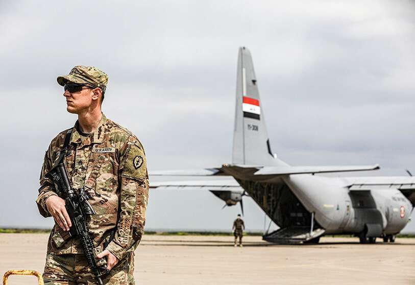 Un soldado del ejército de EEUU hace guardia en el aeródromo de Qayyarah Oeste (Q-West)