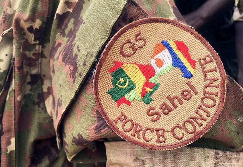 Un miembro del Ejército hace guardia en la entrada del cuartel general de una nueva fuerza antiterrorista de cinco naciones de África Occidental, en Mali