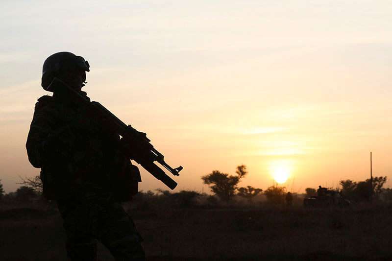 Un soldado hace guardia al atardecer