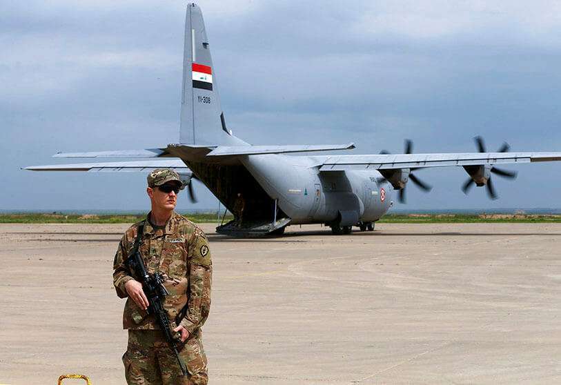 Soldado estadounidense durante la entrega de las fuerzas de la Coalición lideradas por EEUU a las fuerzas de seguridad iraquíes en el aeródromo de Qayyarah Oeste en Mosul