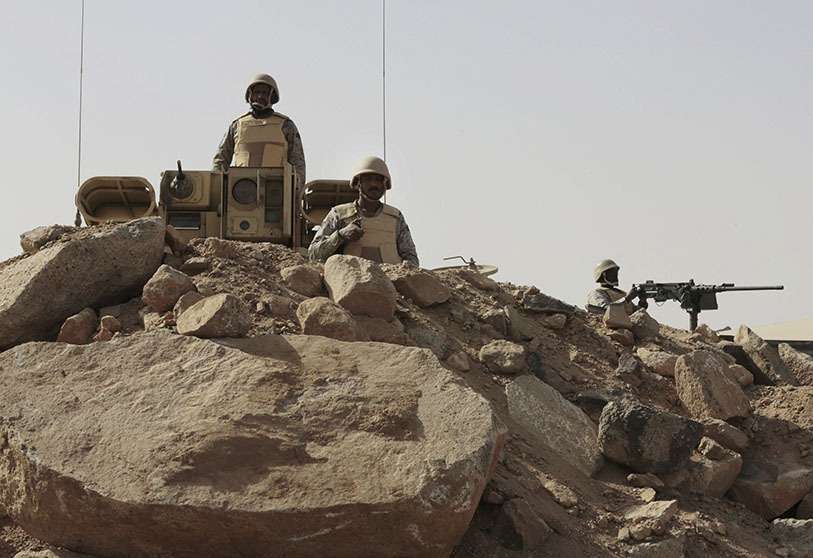 En esta foto de archivo del martes 21 de abril de 2015, soldados saudíes se paran sobre vehículos blindados, en la frontera con Yemen, en un punto militar en Najran, Arabia Saudí