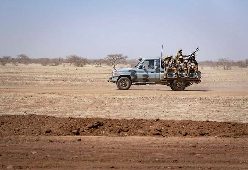 Soldados de Burkina Faso patrullan a bordo de una camioneta en un campamento que alberga a desplazados internos de Mali en Dori, el 3 de febrero de 2020