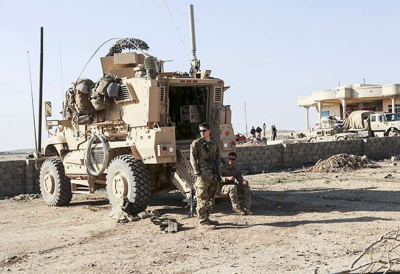 Soldados del ejército de EEUU están fuera de su vehículo blindado en una base conjunta con el ejército iraquí, al sur de Mosul, Irak