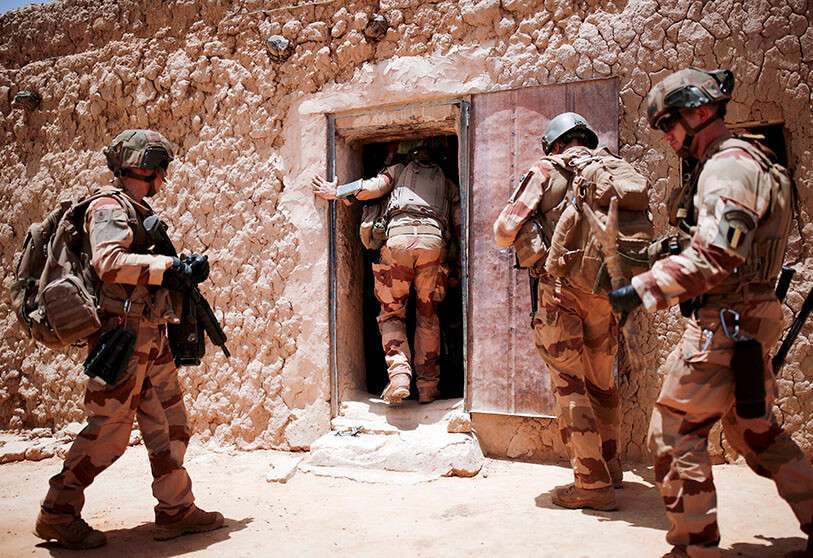 Soldados franceses del Grupo Táctico del Desierto ‘Belleface’ (GTD) llevan a cabo una operación de control de área en Ndaki, Mali, el 27 de julio de 2019