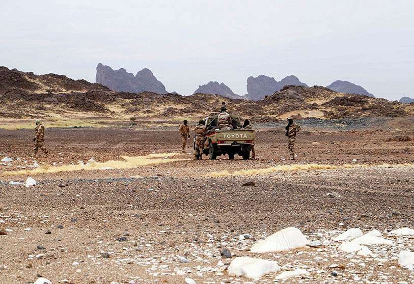 Soldados patrullan en el desierto de Iferouane