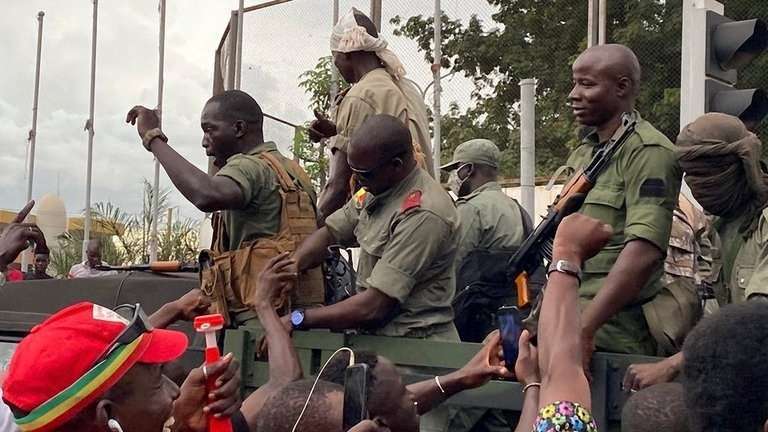 MALIK KONATE / AFP - Soldados de Mali celebran el golpe de Estado llevado adelante contra el presidente