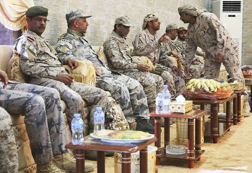En esta foto de archivo del 28 de noviembre de 2018, soldados emiratíes, saudíes y yemeníes se saludan cerca de Mukalla, Yemen, en un aeropuerto que hasta ahora servía como base militar para Emiratos Árabes Unidos