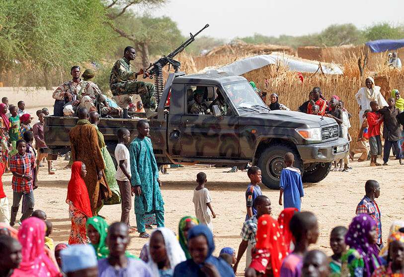 Los soldados nigerianos patrullan un campamento de la ciudad de Diffa
