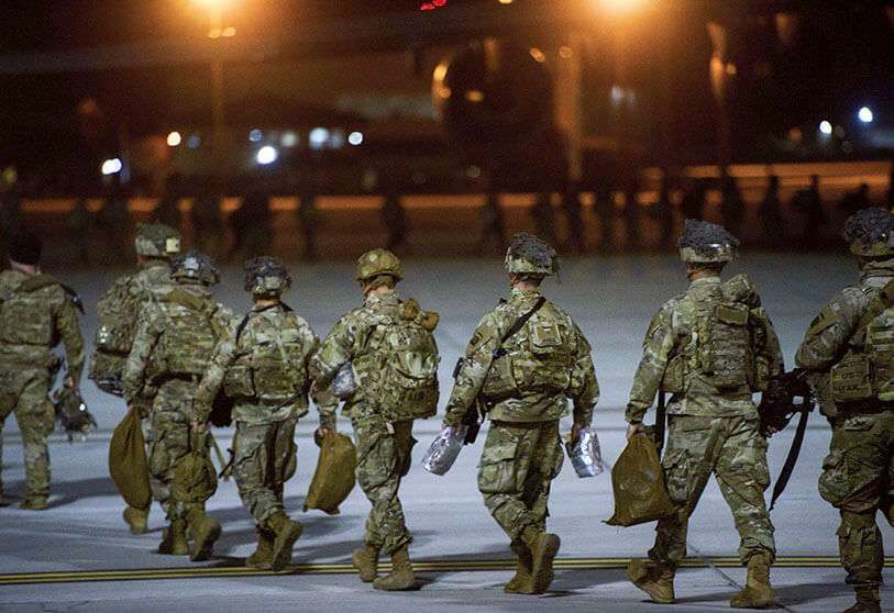 En esta foto de archivo del 1 de enero de 2020, soldados del ejército de EEUU de la 82º Aerotransportada abordan un avión C-17 en Fort Bragg para ser desplegados en Oriente Próximo