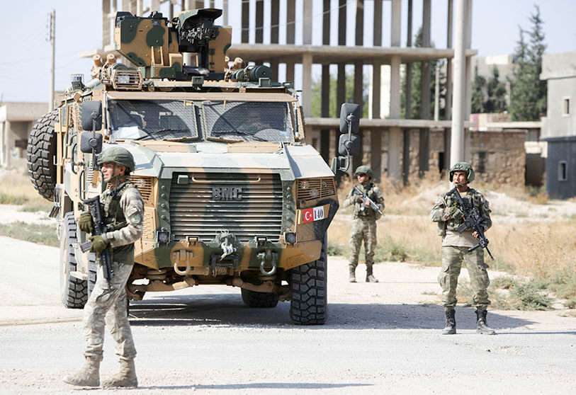 Soldados turcos patrullan la ciudad kurda siria del norte de Tal Abyad, en la frontera entre Siria y Turquía
