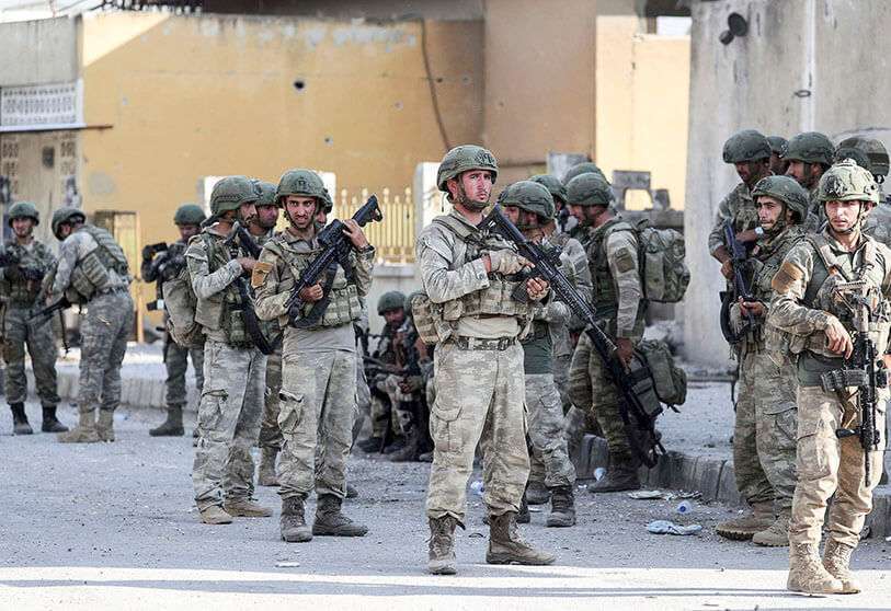 Soldados turcos en la ciudad siria de Ras al-Ain, al noreste de Siria