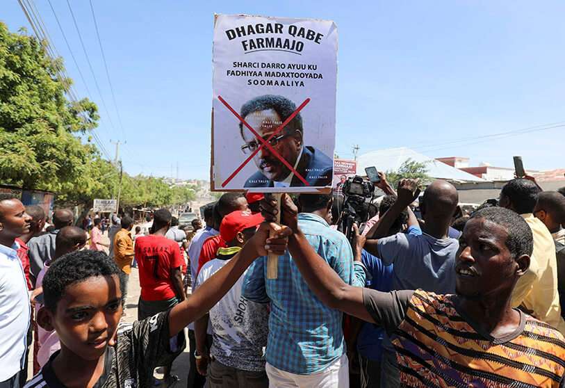 Manifestación contra el presidente de Somalia, Mohamed Abdullahi Mohamed, en las calles del distrito Yaqshid de Mogadiscio, Somalia 25 de abril de 2021 REUTERS/FEISAL OMAR