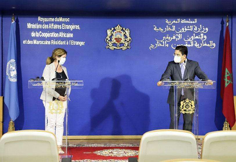 Stephanie Williams, junto con el ministro de Asuntos Exteriores marroquí, Nasser Bourita, en una rueda de prensa