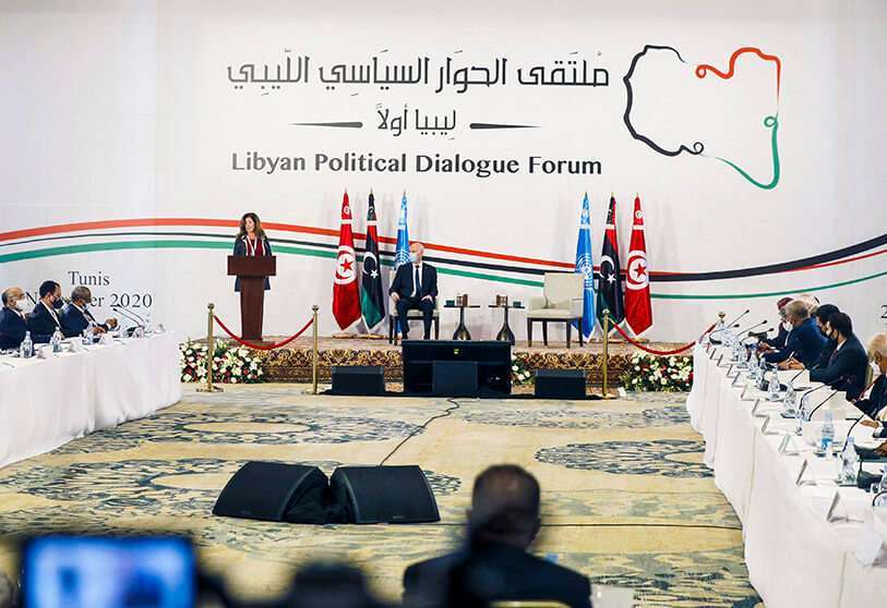 AP/HASSENE DRIDI-Stephanie Williams, représentante spéciale par intérim du Secrétaire général et chef de la mission de soutien des Nations unies, à gauche, et le président tunisien Kais Saied assistent à la cérémonie d'ouverture des pourparlers de paix en Libye à Tunis, Tunisie.