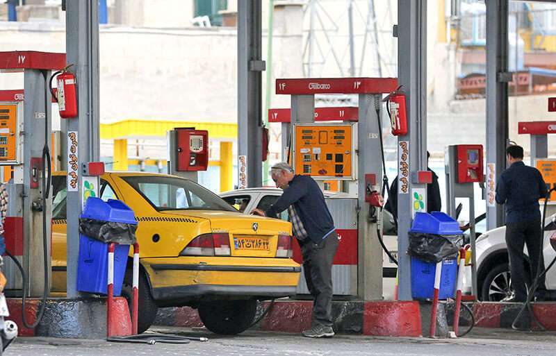 Irán aumentó el precio de la gasolina en un 50% para reformar el costoso sistema de subsidios al combustible y para luchar contra el mercado negro