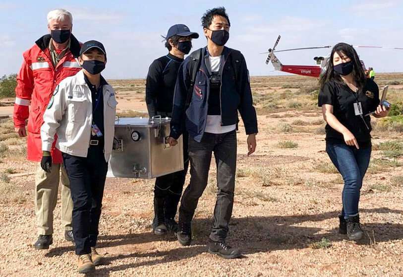 5.- PHOTO/JAXA - El contenedor herméticamente sellado ha sido inmediatamente trasladado desde Australia hasta Japón en un vuelo chárter para iniciar la distribución y análisis de los sedimentos alienígenas entre diferentes laboratorios nipones 