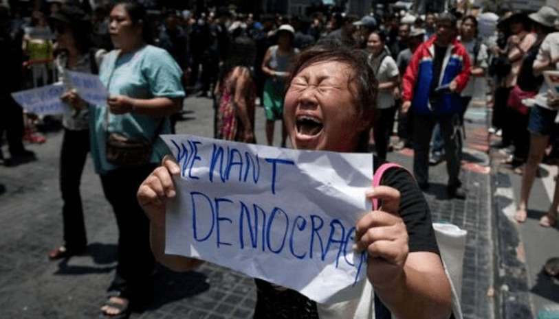 N. A. AFP -Una manifestante contra el golpe de Estado, este domingo en Bangkok. 
