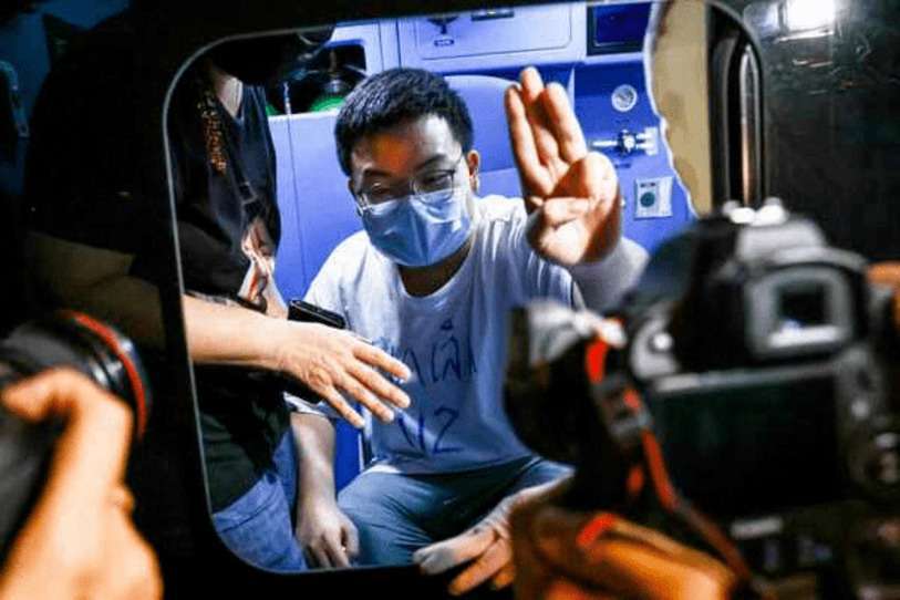 JACK TAYLOR / AFP -El activista prodemocrático Parit Chiwarak al salir de la prisión preventiva de Bangkok el 11 de mayo de 2021. 