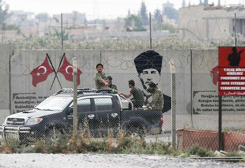 Combatientes rebeldes sirios respaldados por Turquía regresan de la ciudad fronteriza siria de Tal Abiad, el 20 de octubre de 2019