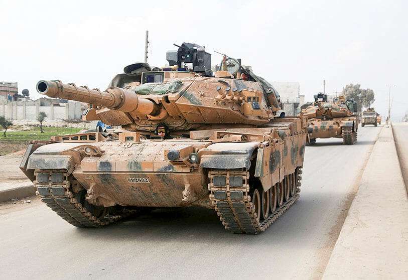 Un convoy de tanques turcos M-60T patrullan la ciudad de Atareb en la zona rural occidental de la provincia siria de Alepo
