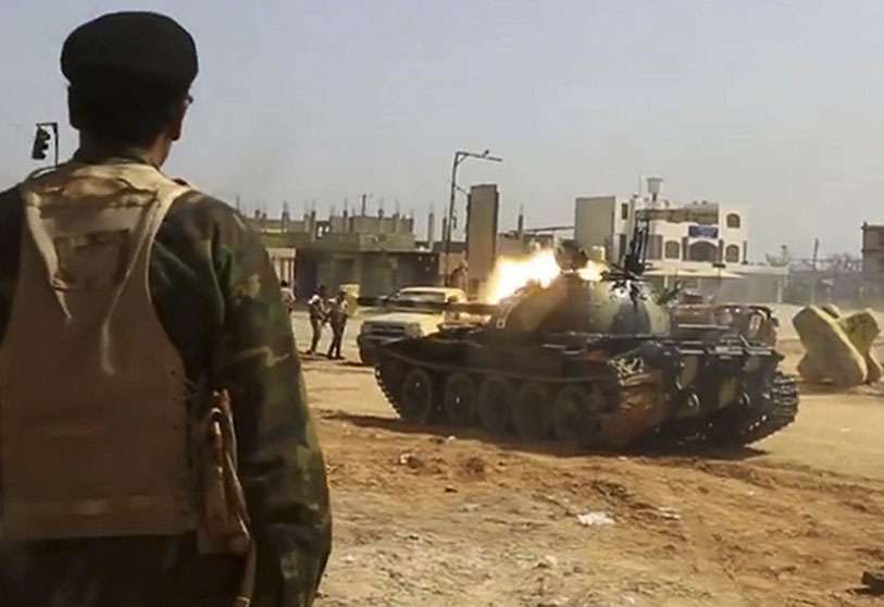 Captura de un vídeo publicado en la página de Facebook de la División de Información de Guerra del LNA, muestra un tanque disparando su torreta, en un suburbio del sur de Trípoli