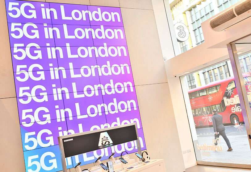Anuncio de la telecomunicación móvil 5G en una tienda en Londres el 28 de enero de 2020
