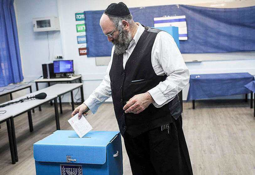 Un hombre vota en las elecciones parlamentarias israelíes del 17 de septiembre de 2019