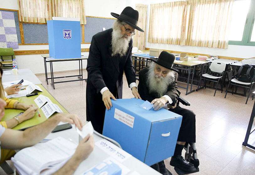 Un anciano judío ultraortodoxo emite su voto en un centro de votación de la ciudad de Bnei Brak durante las elecciones parlamentarias israelíes del 17 de septiembre de 2019