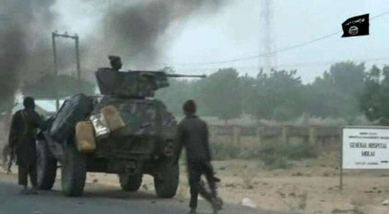 Esta captura de un vídeo publicado el 2 de enero de 2018 por el grupo islamista Boko Haram muestra un ataque en el día de Navidad a un puesto de control militar en la aldea de Molai, en las afueras de la ciudad de Maiduguri, al noreste de Nigeria