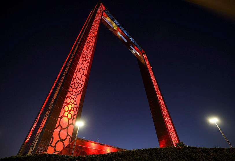 Marco de Dubái, iluminado en rojo antes de la llegada de la sonda "Al-Amal" - árabe para "Esperanza" - de EAU a la órbita de Marte