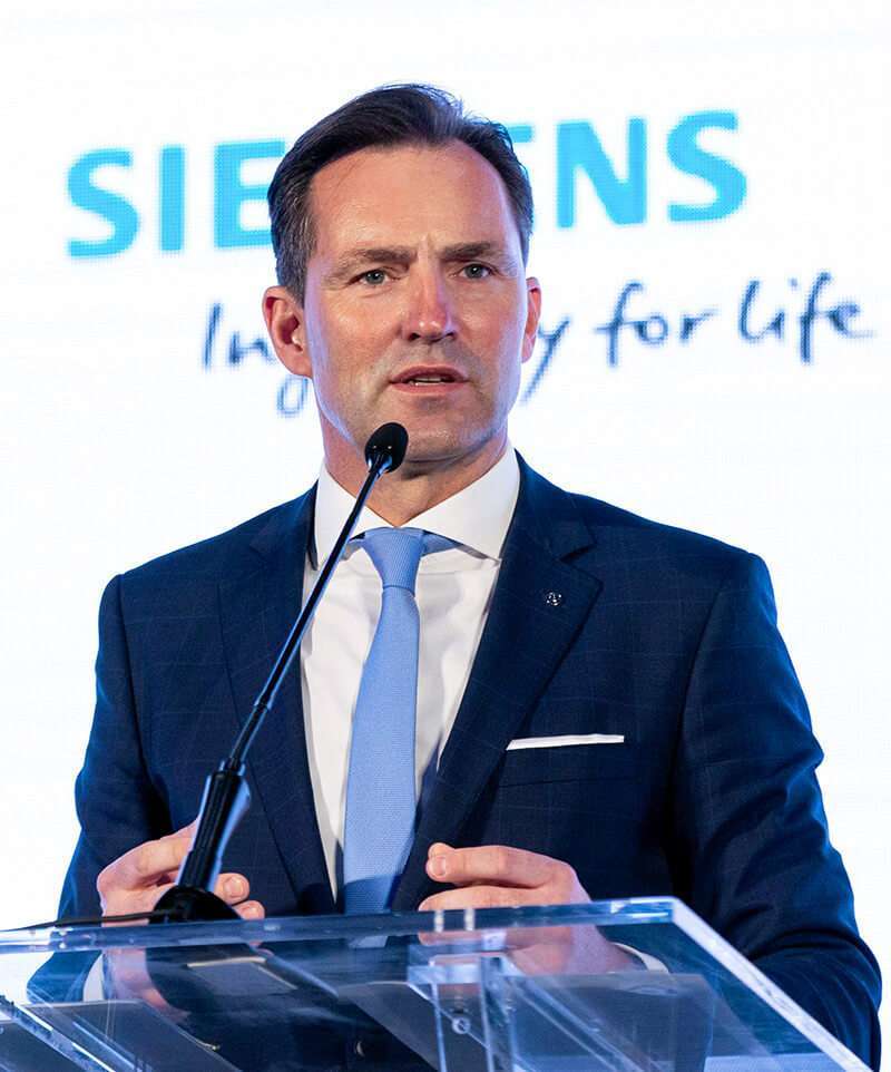 El jefe de Volkswagen para África, Thomas Schäfer, se dirige a los delegados durante el acto de presentación del coche eléctrico Volkswagen e-Golf para su uso como servicio de transporte de pasajeros en Kigali, Ruanda, el 29 de octubre de 2019
