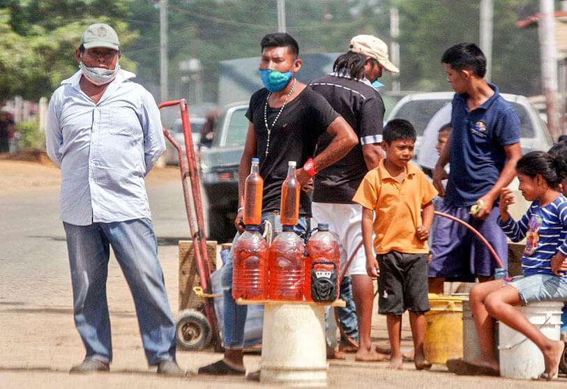 Gasolina a la venta en las calles de Maracaibo, Estado Zulia, Venezuela, el 2 de julio de 2020 en medio de la pandemia del coronavirus