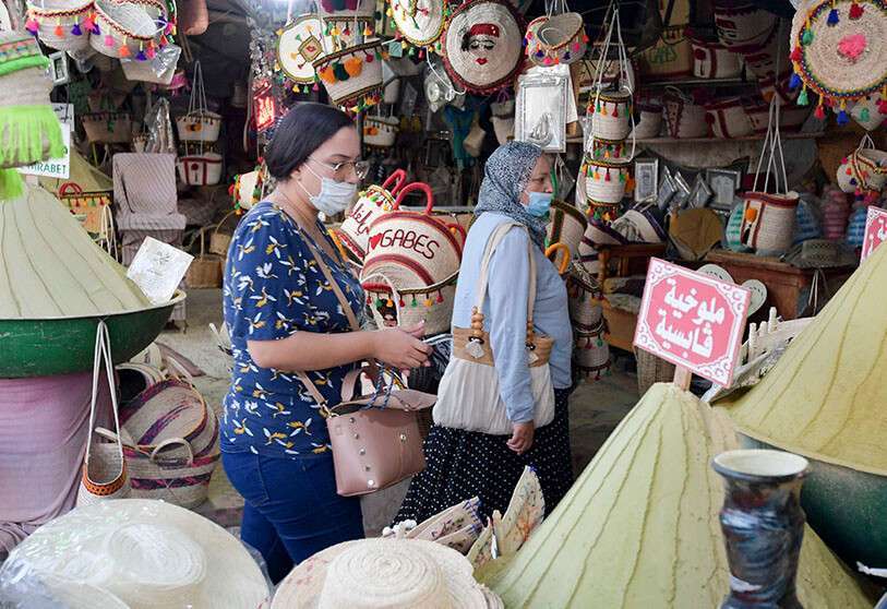 AFP/ FETHI BELAID - Las mujeres tunecinas llevan máscaras faciales para protegerse contra el nuevo coronavirus en un mercado de la ciudad tunecina sudoccidental de Gabes, el 26 de agosto de 2020
