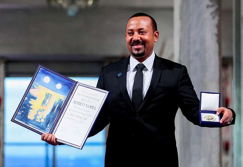 El primer ministro etíope Abiy Ahmed Ali posa con la medalla y el diploma tras recibir el Premio Nobel de la Paz durante la ceremonia en el Ayuntamiento de Oslo, Noruega 10 de diciembre de 2019 PHOTO/ Scanpix/Hakon Mosvold Larsen vía REUTERS