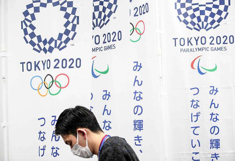 Un reportero con una mascarilla durante una conferencia de prensa de Tokio 2020 sobre la propagación del coronavirus, el 17 de marzo de 2020