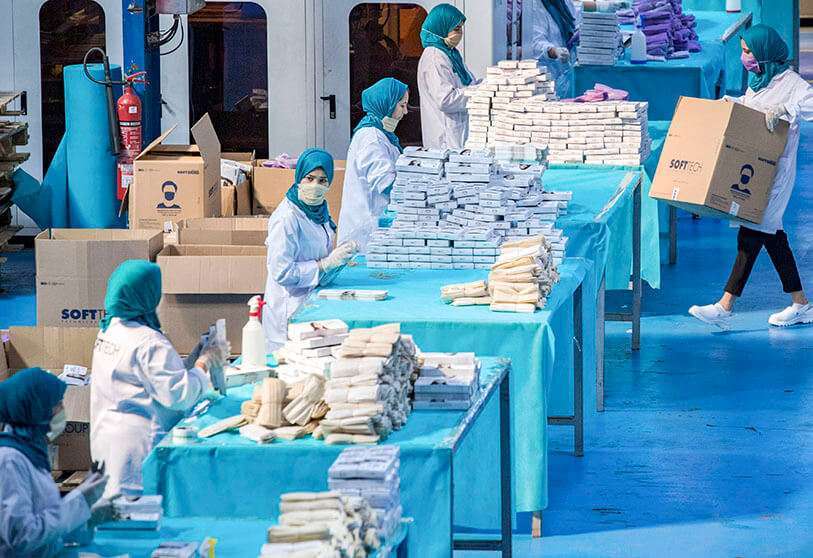Trabajadores fábrica de mascarillas