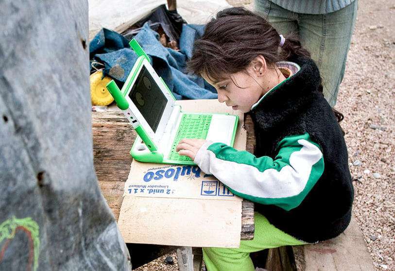 Niña estudiando