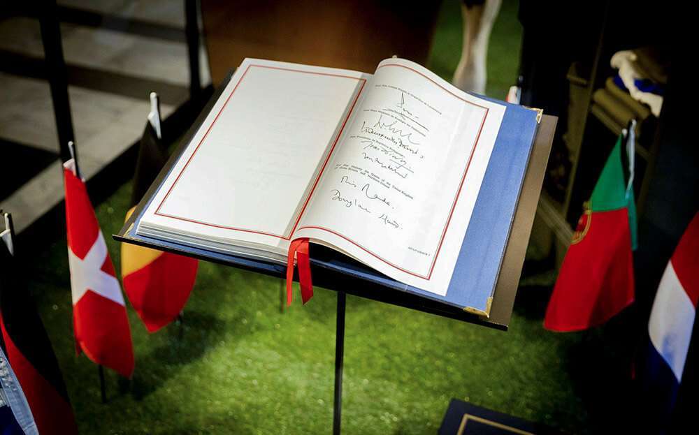 Une image prise le 28 avril 2017 au Palais royal d'Amsterdam montre le traité de Maastricht