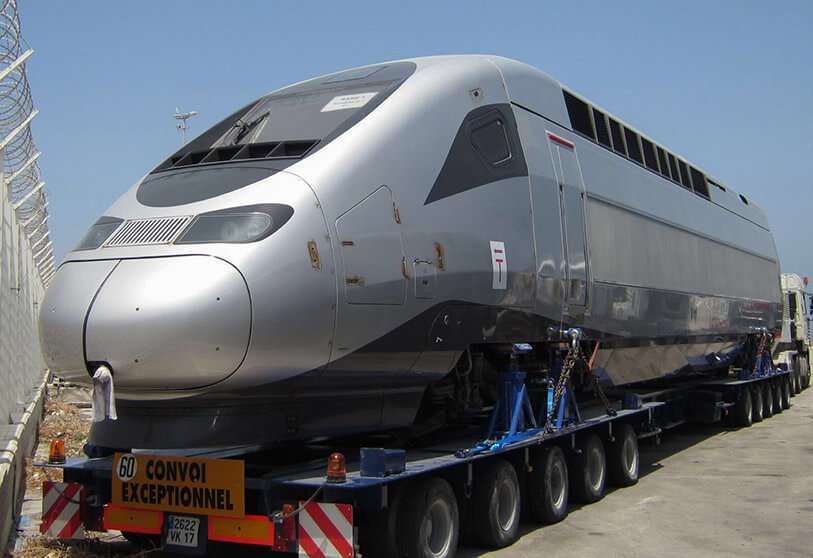 Vagón de un tren de alta velocidad TGV producido por Alstom se ve mientras llega al puerto marroquí de Tánger, el 30 de junio de 2015 PHOTO/AFP