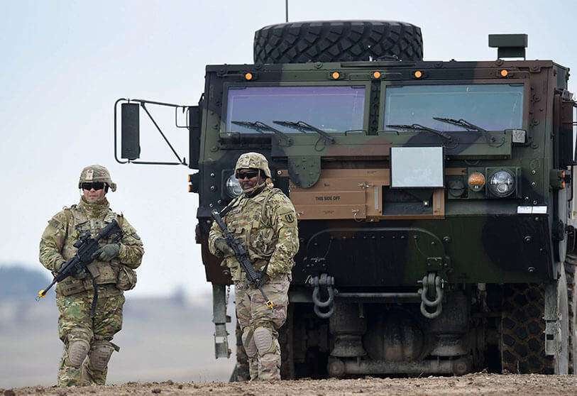 En esta foto de archivo tomada el 4 de marzo de 2020, soldados de EEUU patrullan antes de un ejercicio de la 41ª Brigada de Artillería de Campo del Ejército norteamericano en el área de entrenamiento militar en Grafenwoehr, Alemania