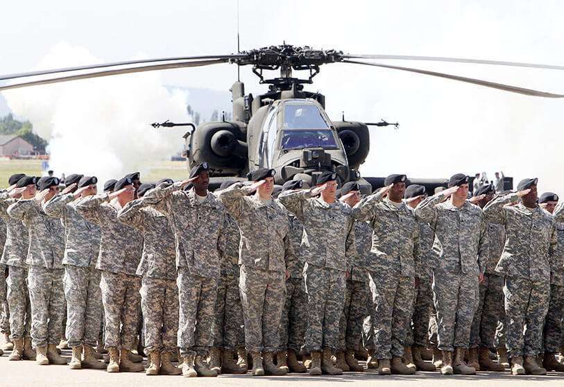En esta foto de archivo del viernes 13 de mayo de 2011, los soldados de la 1AD asisten a una ceremonia de la Primera División Blindada en el aeródromo del Ejército de EEUU, en Wiesbaden, Alemania