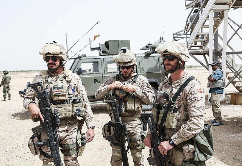 Soldados españoles se preparan para participar en una misión de entrenamiento en las afueras de Bagdad, Irak, el 27 de mayo de 2015