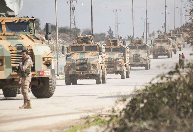 Un convoy militar turco se mueve en la provincia de Idlib, Siria. La cumbre bilateral ha tenido como objetivo lograr un alto el fuego permanente en la zona