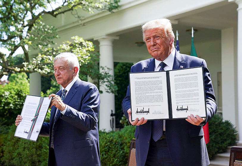 El presidente de Estados Unidos, Donald Trump, sostiene una declaración conjunta que firmó con el presidente de México, Andrés Manuel López Obrador, en la rosaleda de la Casa Blanca en Washington, Estados Unidos, el 8 de julio de 2020