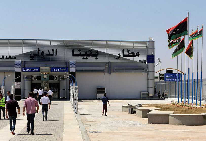 Pasajeros en el aeropuerto internacional de Mitiga después de que algunas compañías aéreas reanudaran sus vuelos, en la capital libia, Trípoli, el 11 de agosto de 2020, en medio de la crisis de la pandemia del coronavirus. AFP/MAHMUD TURKIA